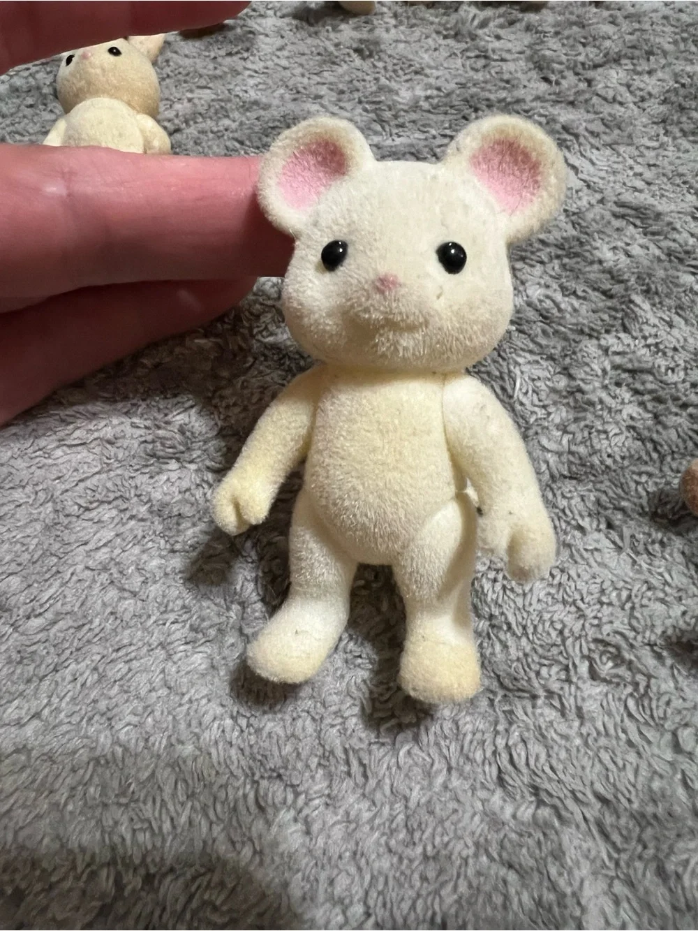 6 Sylvanian Family Calico Critters, bunnies, mouse & hedgehog. - Picture 9 of 12
